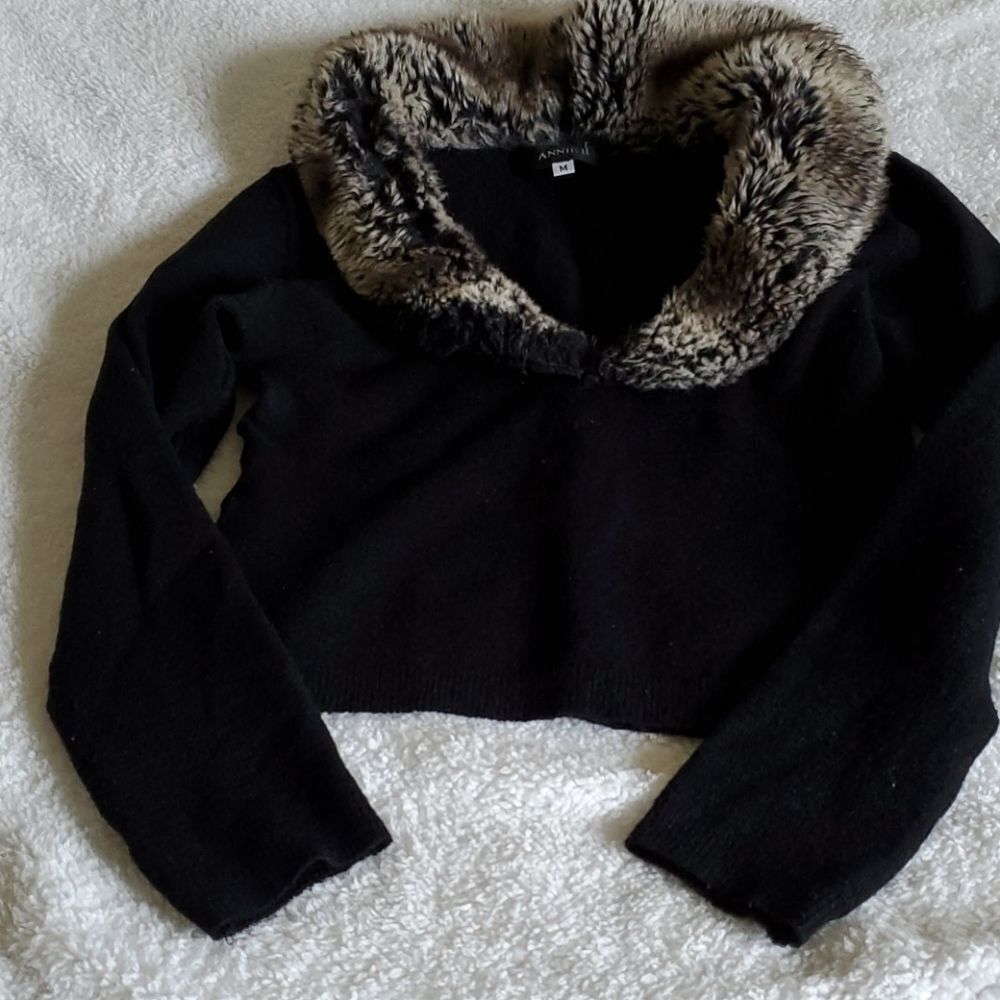 👍ANNIE B black crop  woman sweater with faux fur c…